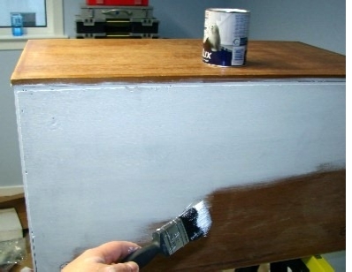 erster weißer Farbauftrag auf der Rückseite der Werkbank