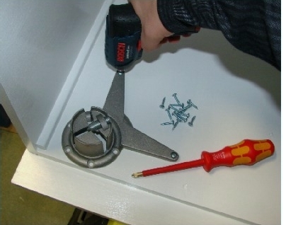 die Tischbeinhalterungen werden angeschraubt