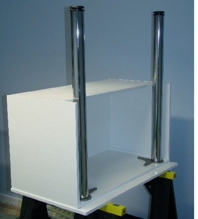 die Werkbank nach dem Anbringen der verchromten Tischbeine