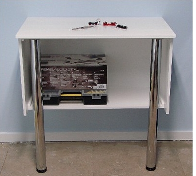 die fertige Werkbank wurde an der Wand festgeschraubt