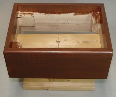 der lackierte Rahmen auf seiner Halterung