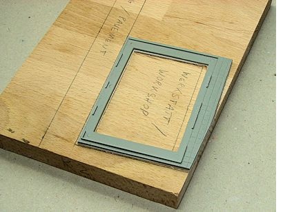 das hintere Ende der Gebäudegrundplatte wurde bündig mit der Holzplatte abgefeilt