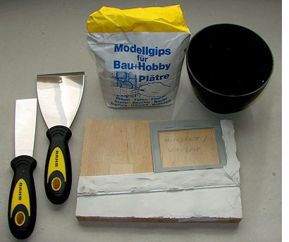 Straße- und Bürgersteigbereich auf der Grundplatte wurden mit Gips bestrichen