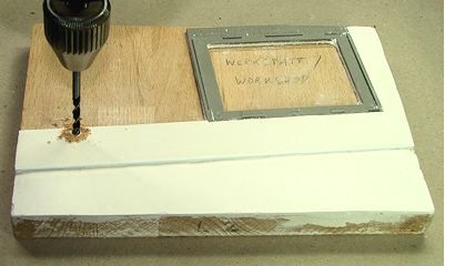 ein Loch für die Laterne wird gebohrt