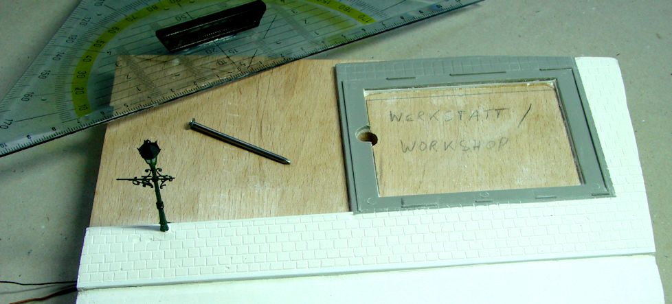 Gehwegplatten wurden in die Gipsoberfläche geritzt