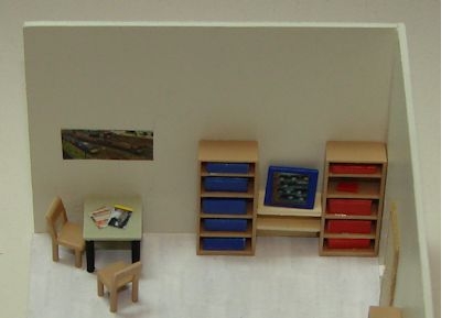 Blick auf die linke Hälfte des fertig eingerichteten Raumes