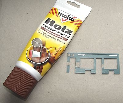 verspachteltes Hausfrontteil aus dem KIBRI-Bausatz, daneben die Spachtelmasse