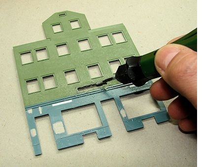 mit dem Schnellläufer wird eine Öffnung für die Ladenschildbeleuchtung in die Hauswand gefräst 