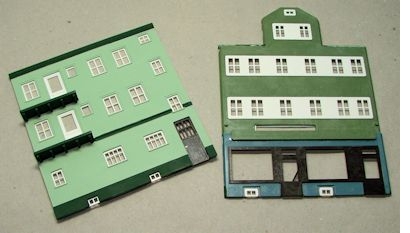 Wände mit eingeklebten Fenstern und Türen