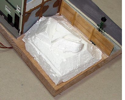 aufeinandergeklebte Styroporstücke bilden die Grundlage des Schutthaufens