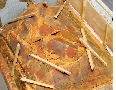 auf den Styroporhügel geklebte Holzleistchen